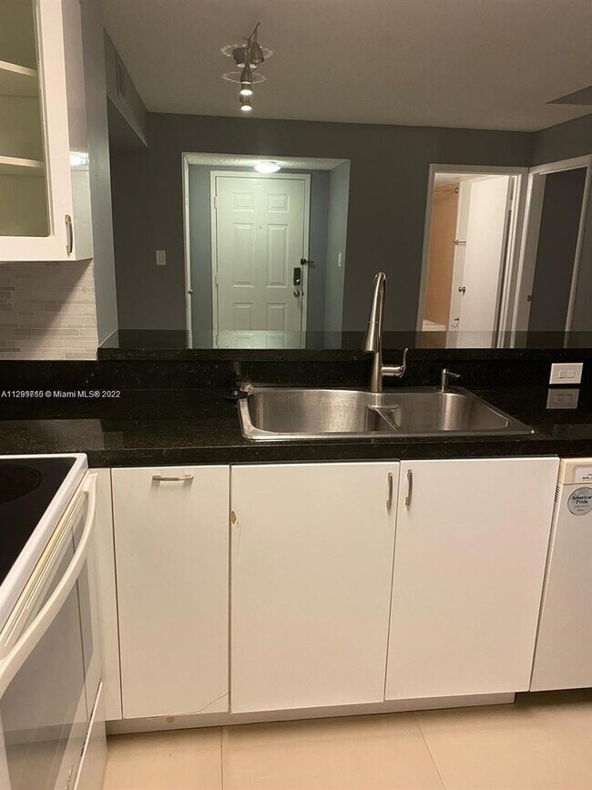 Building Photo - 570 S Park Rd