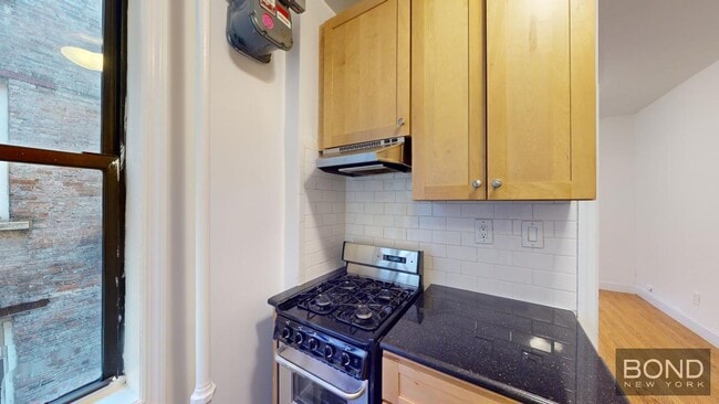 Building Photo - 425 E 65th St