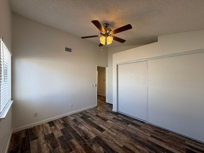 Building Photo - Palmdale 3 + 2 Available Now!