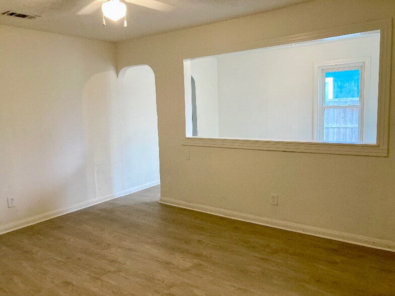 Building Photo - 10221 Silvercrest St