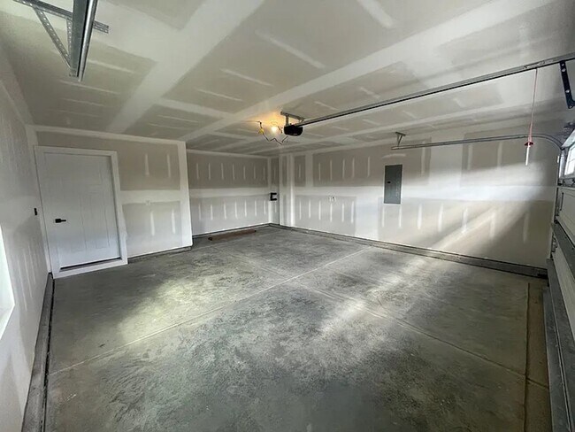 Building Photo - Newer Home