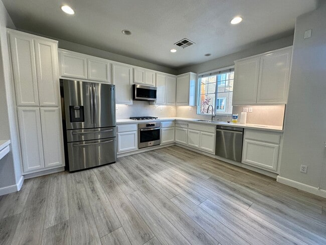 Building Photo - STYLISH SPACES FACING A GREENBELT DETACHED HOME | BLOCKS FROM EVERYTHING