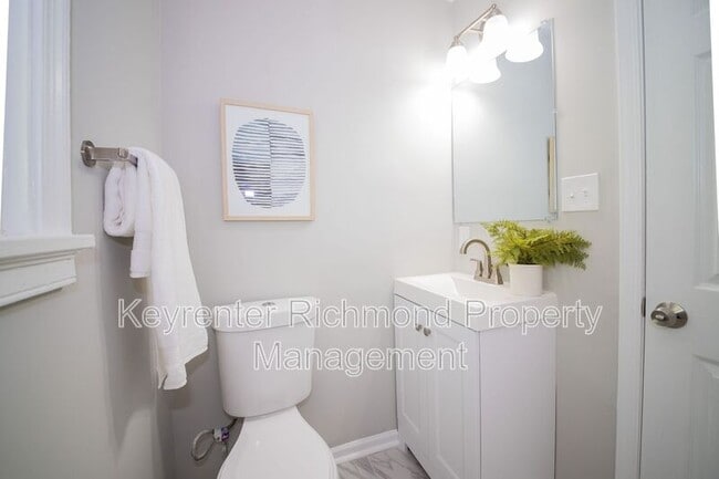 Building Photo - 1001 Colonial Ave