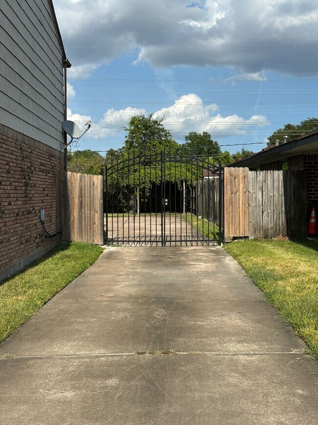 Building Photo - 7305 S Gessner Rd