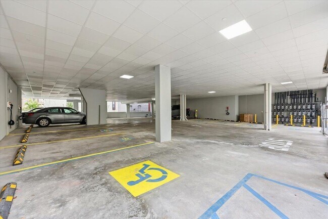 Building Photo - 303 Madison St