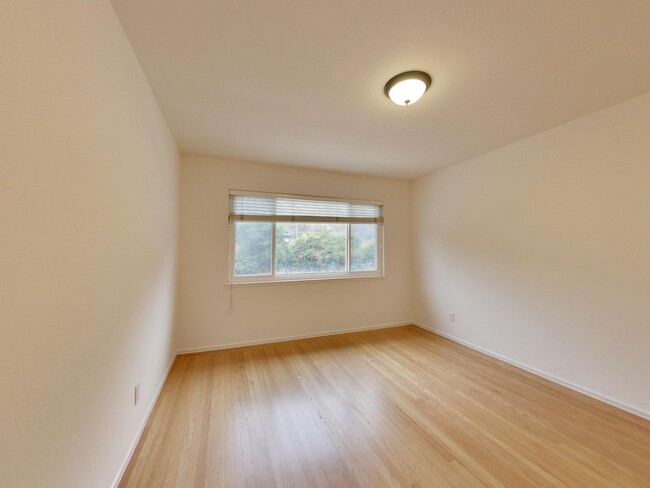 Building Photo - 4BR Home with Jaw-Dropping Views, Garage, ...