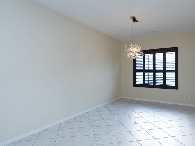 Building Photo - "Spacious 3-Bedroom Oasis with 2 Baths and 2,287 Sq Ft in Bradenton!"