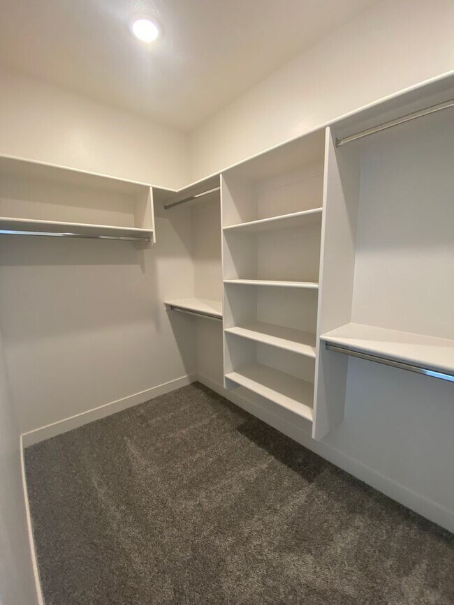 Building Photo - Townhome In Crimson Park