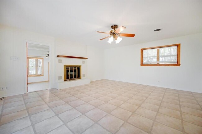 Building Photo - 922 Oak Ln