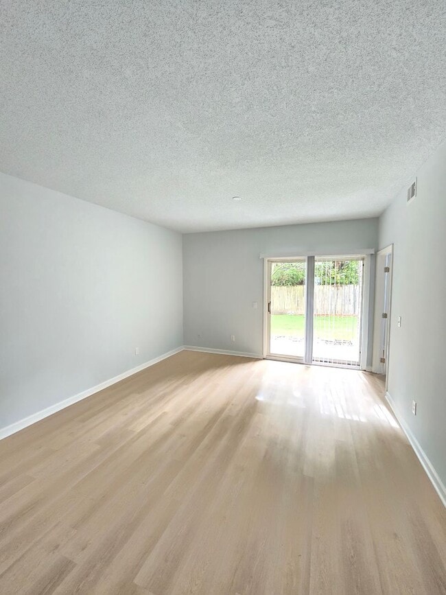 Building Photo - HAMPTON PLACE - First Floor condo near Pin...
