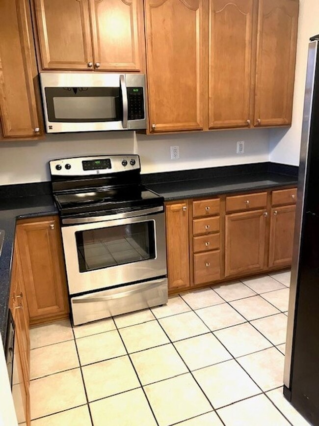 Building Photo - SPACIOUS HOME ON LARGE LOT - 4 BEDS 2.5 BATHS