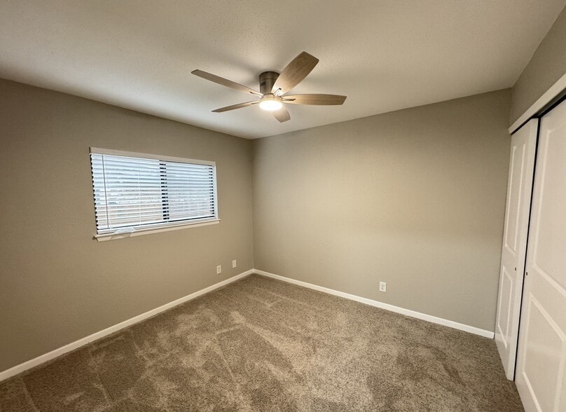 bed 1 - 4023 Briar Hollow St