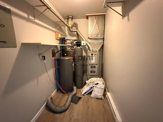 Building Photo - 5372-5372 Plaza Ave