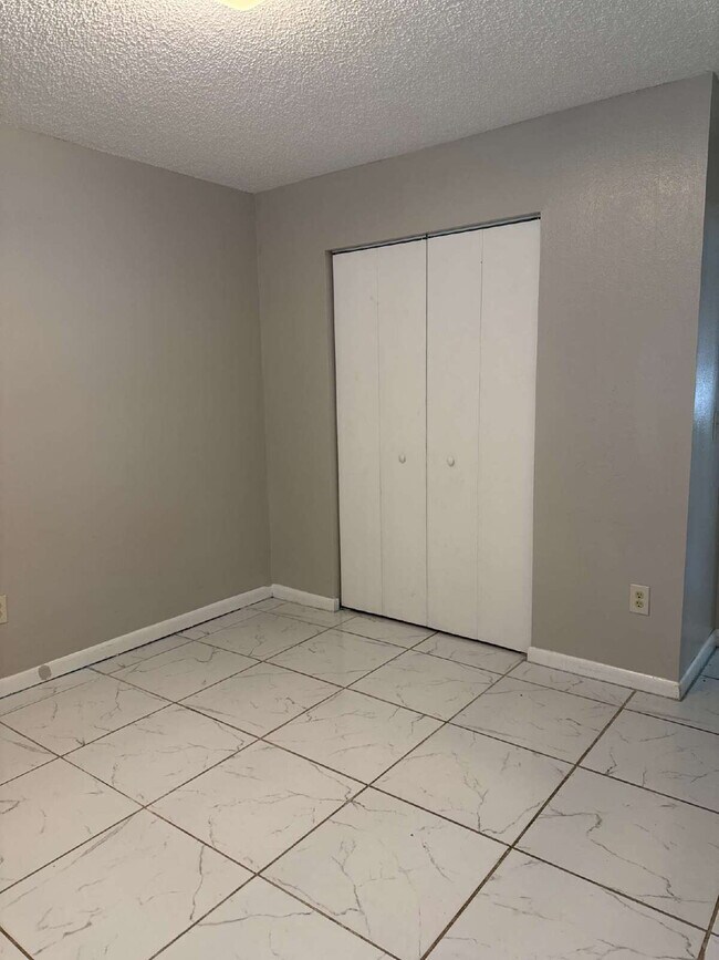 Building Photo - 2 bedroom 1 bath unit available for immedi...