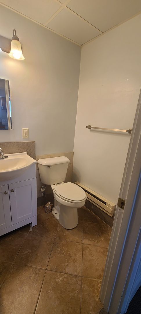 Building Photo - 2 bedroom upper, ready immediately!