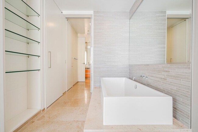 Building Photo - 1 bedroom in the heart of City Center on t...