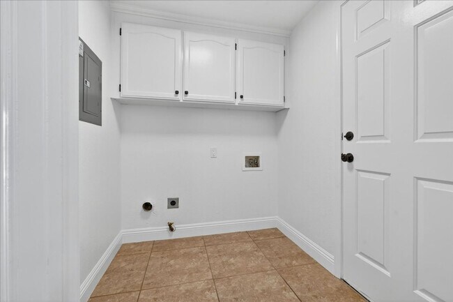 Building Photo - Toro Sunshine Expansive 4 Bed/ 3 Bath Home!