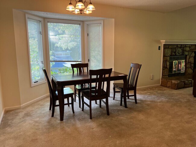 Building Photo - 4 Bed | 2 Bath Townhouse near NCSU - Stude...