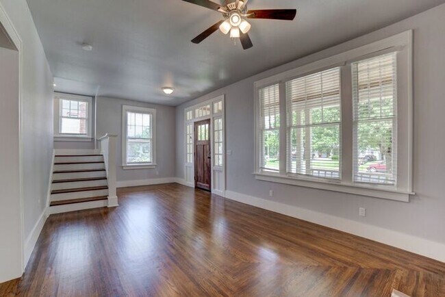 Building Photo - Downtown 3/2.5 Fully Remodeled!