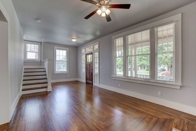 Building Photo - Move-In Special | 2 Bed, 1 Bath | Timeless...