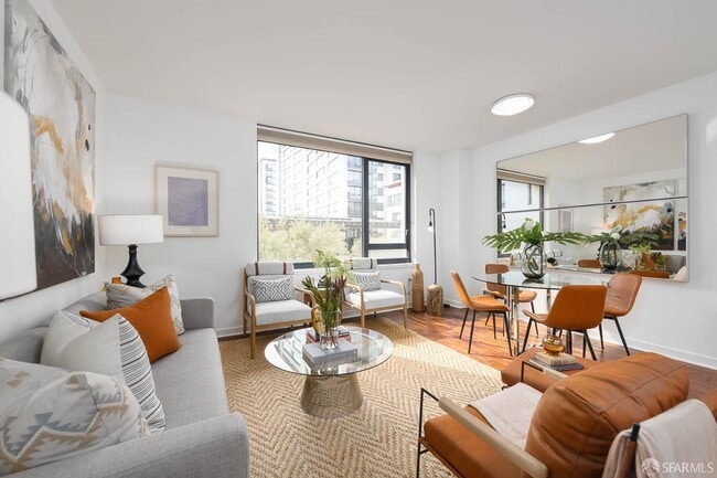 Building Photo - 250 King St