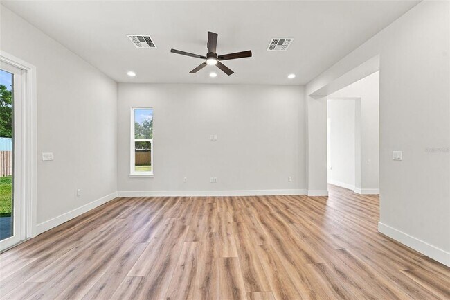 Building Photo - 561 N Thompson Rd