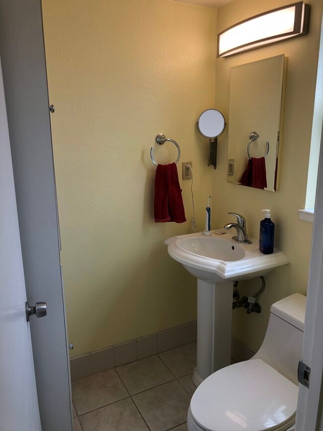 Building Photo - 3 Bed/ 2 Bathroom House in Santa Cruz