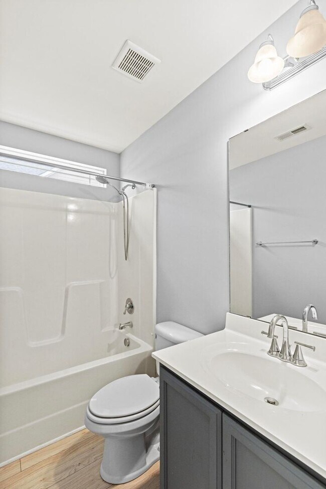 Building Photo - Bridgeport Home with Community Pool!