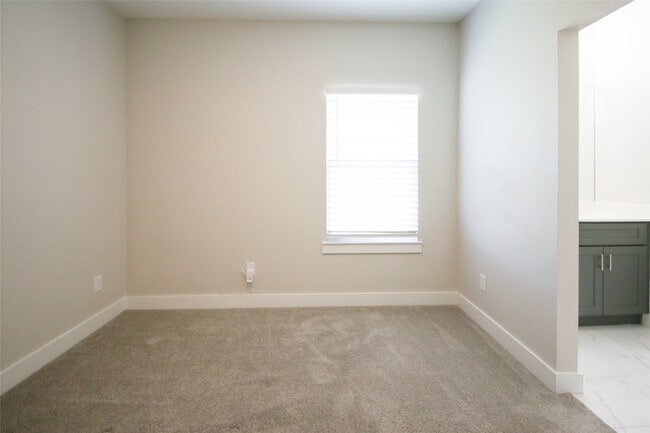Building Photo - 5113 Hershe St