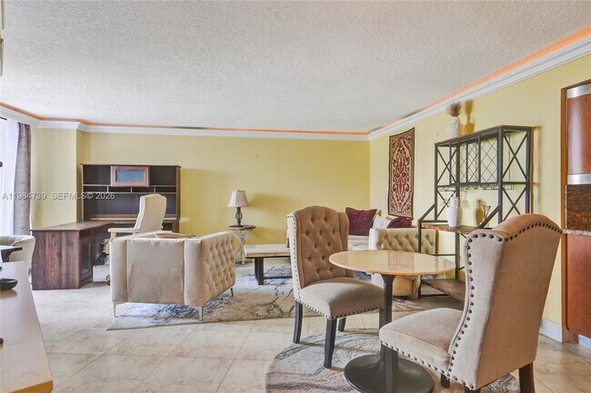 Building Photo - 800 Parkview Dr