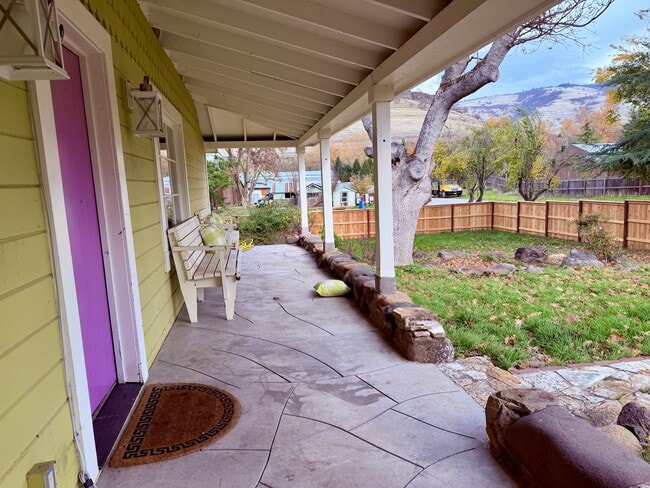 Building Photo - 2099 Emigrant Creek Rd