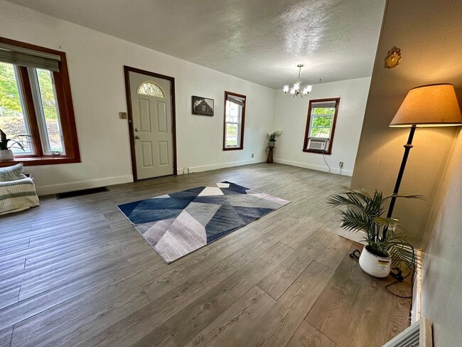 Building Photo - 3 bed, 1.5 bath home for rent in Waterloo