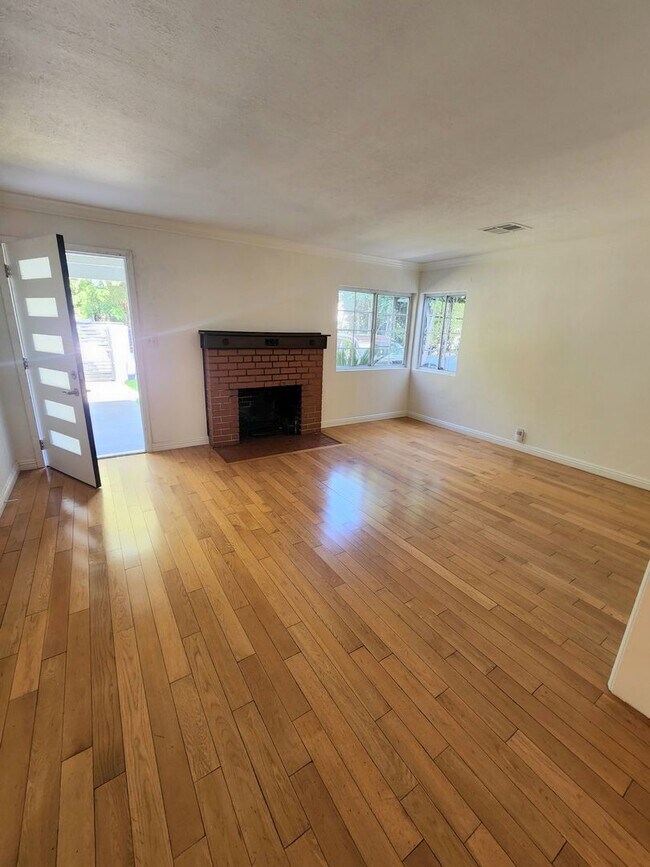 Building Photo - Spacious North Hollywood Home with Guest S...