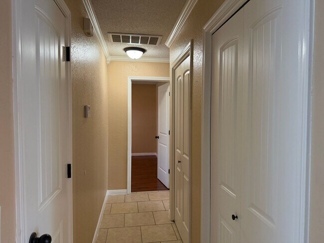 Building Photo - 3-bedroom, 2-bath rental in the heart of Tulsa, located in the highly desirable Union School Dist...