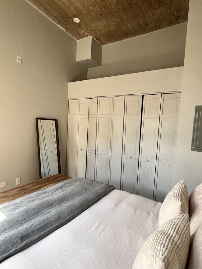 Building Photo - 758 N Larrabee St