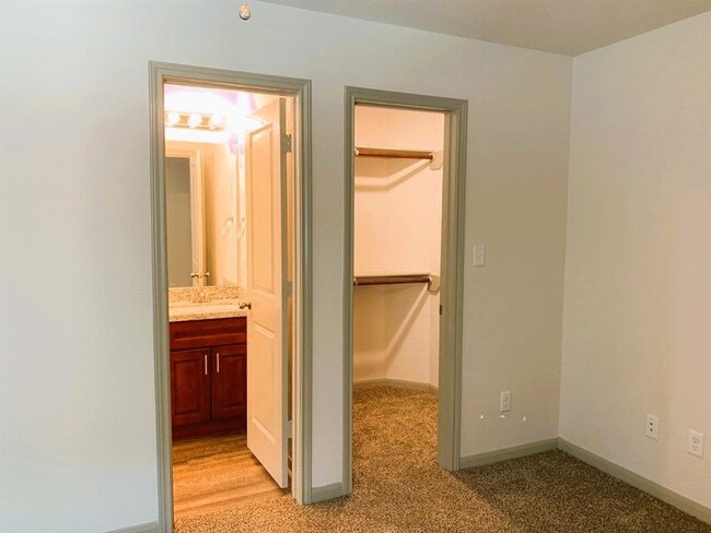 Building Photo - 618-626 Magnolia Bend