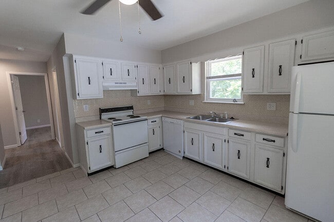 Building Photo - 1321 S Roseta Ave