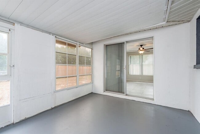 Building Photo - 10521 Oak Hill Dr