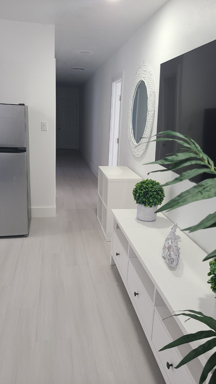 Furnished $2,200 - 2519 W Walnut St