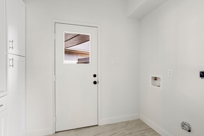 Building Photo - 3223 Country Club Blvd