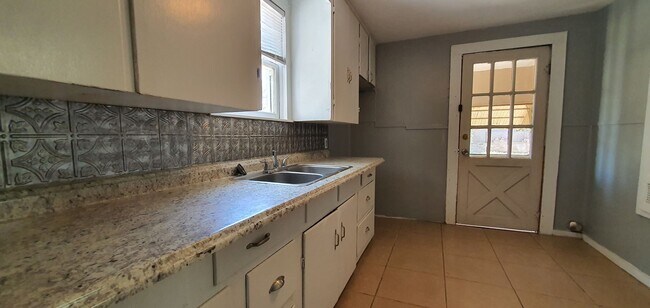 Building Photo - AFFORDABLE and Spacious 2 bedroom 1 bath Home AVAILABLE NOW