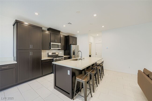 Building Photo - 4390 W Landberg Ave