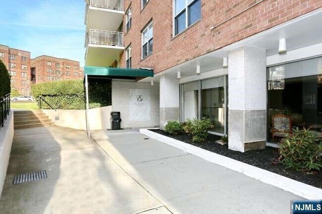Building Photo - 301 Beech St