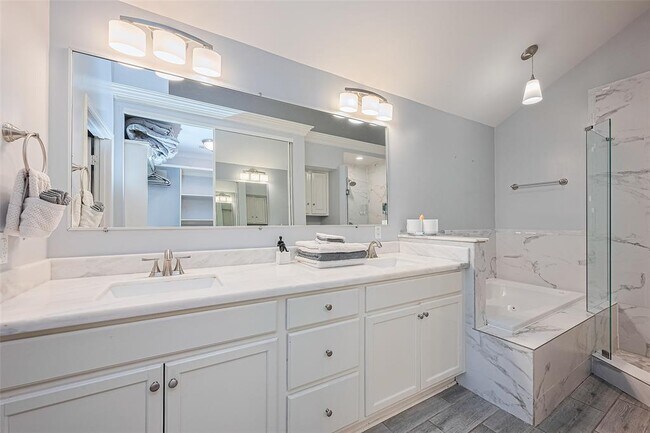 Building Photo - 8711 Pines Pl Dr