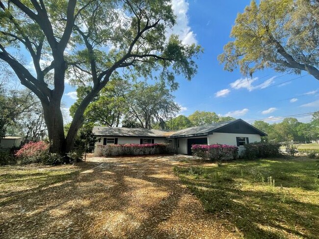 Building Photo - Newly Renovated 3 Bedroom / 2 Bath In Lake...