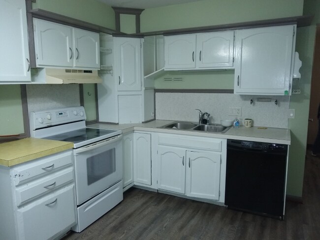 Building Photo - 664 E 12th St