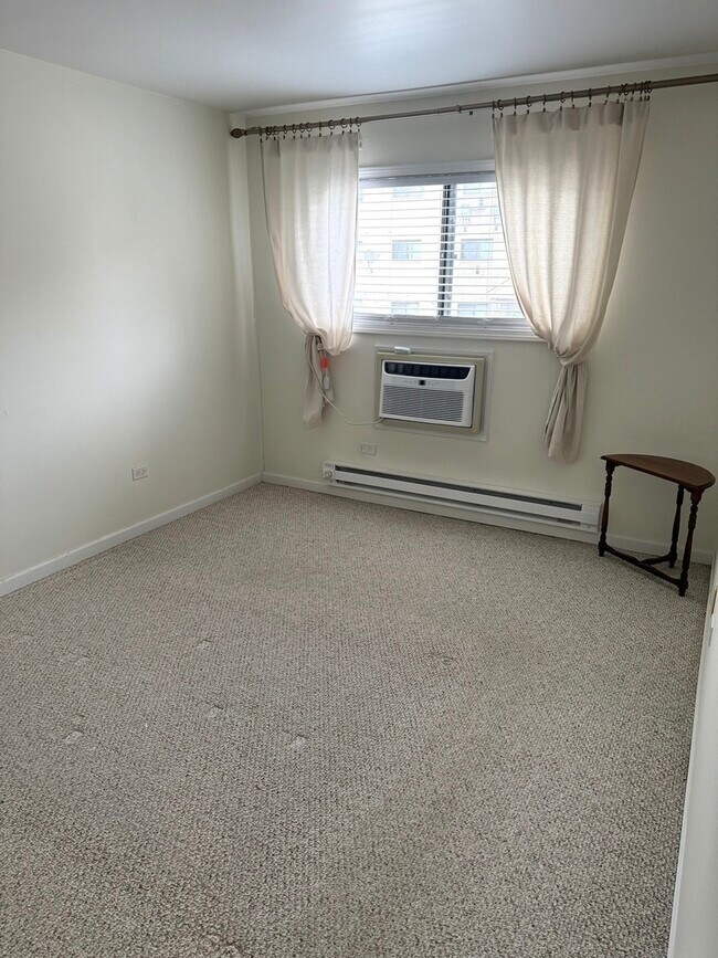 Building Photo - 456 E Spruce Dr