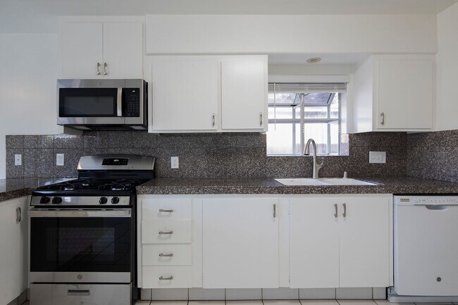 Building Photo - 3 BR House in Carlsbad with Washer/Dryer H...