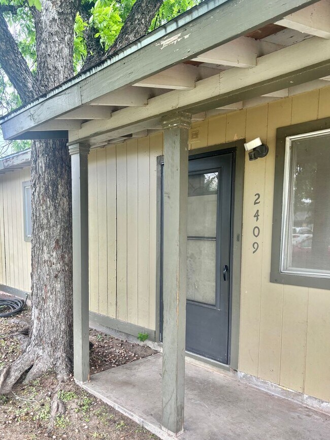 Building Photo - COMING SOON!! 3 Bedroom 2 Bathroom Home!!!