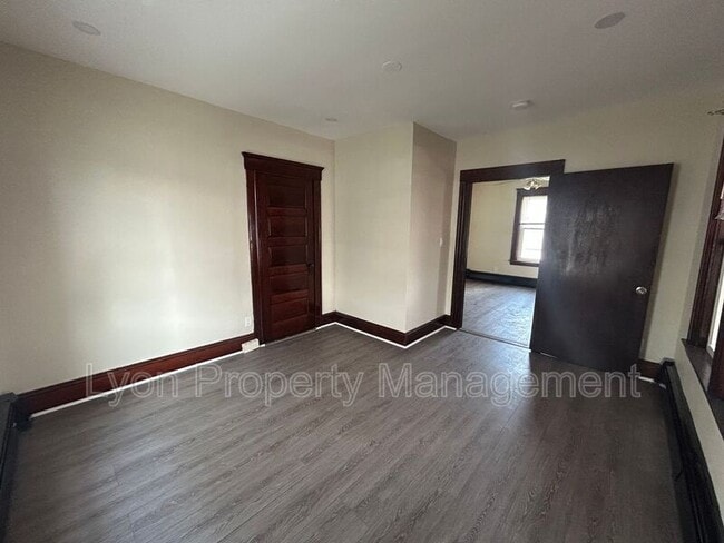 Building Photo - 568 Elm St